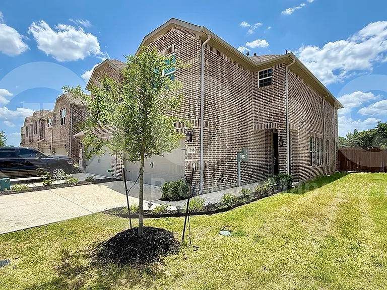 588 Hutchinson Ln — Photo 2