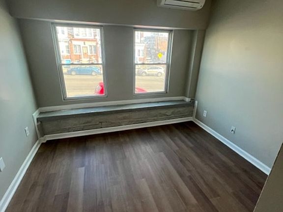 3rd image of 926 E Tioga St Floor 1