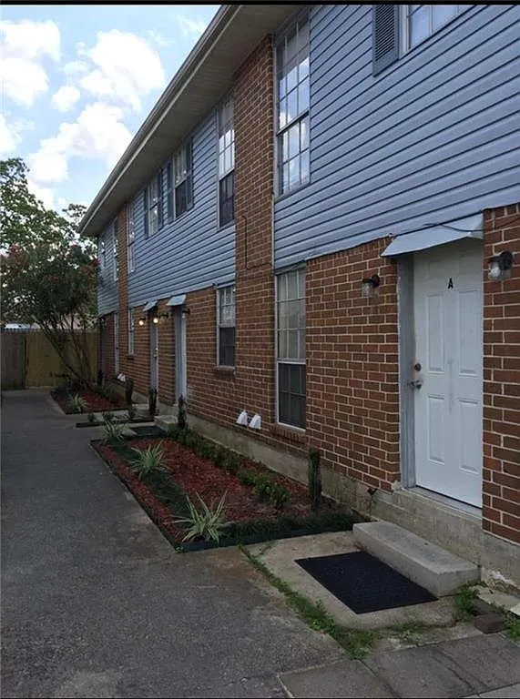 2 bed, 1.5 bath, 1085 sqft, $1,375 — Photo 2