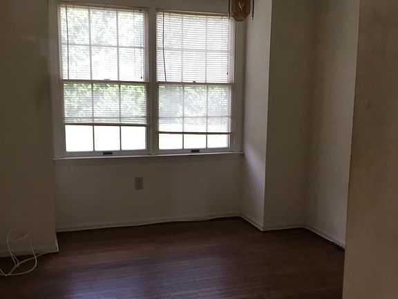 3rd image of 1032 W Irvin Ave