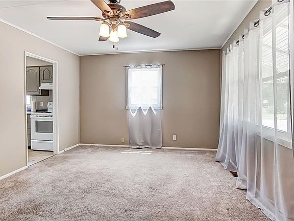 4th image of 132 W Circle Dr