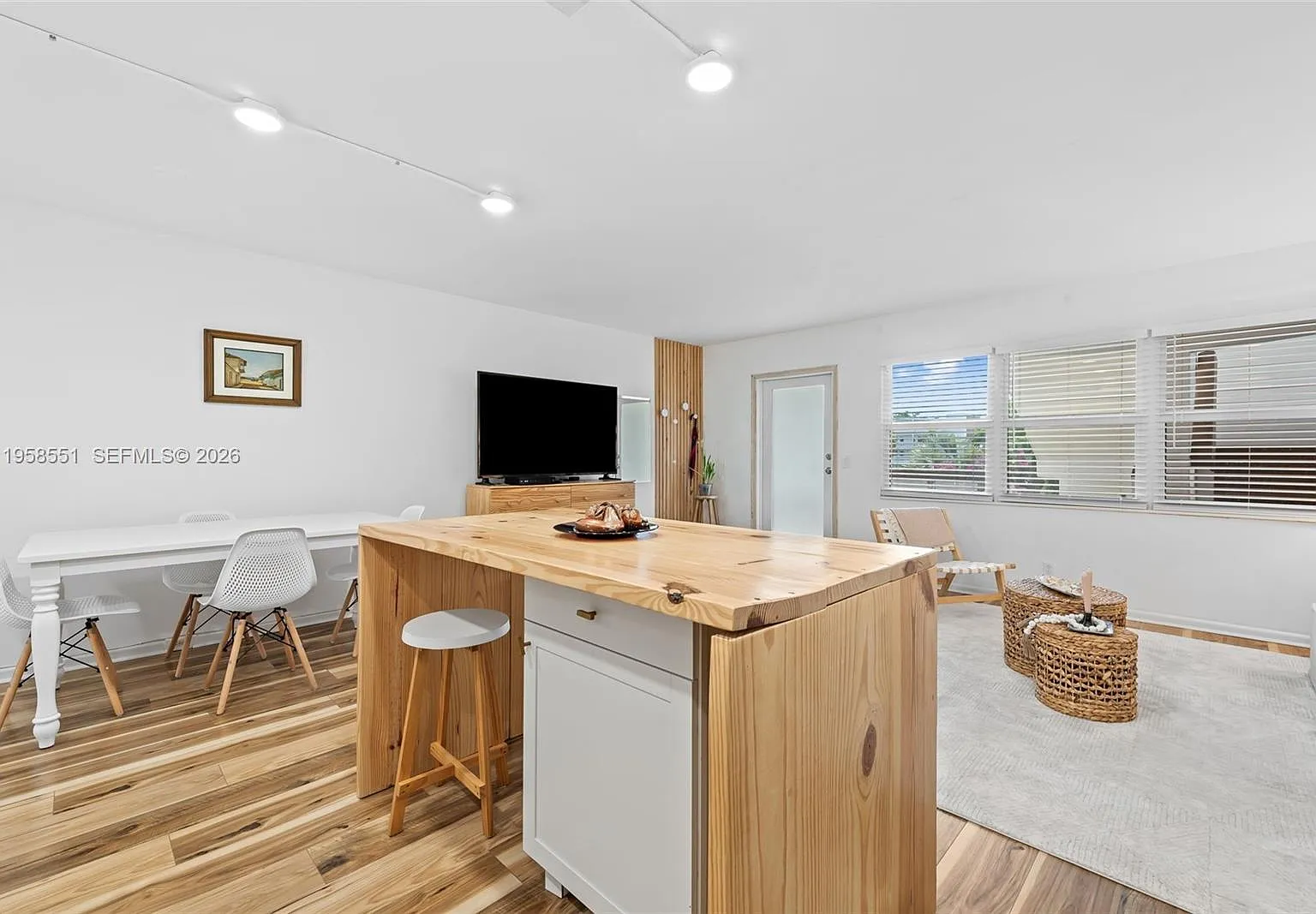 Cambridge F Condo — Photo 3