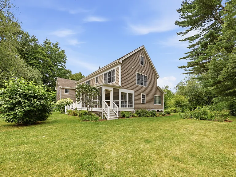 11 Belaire Dr — Photo 23