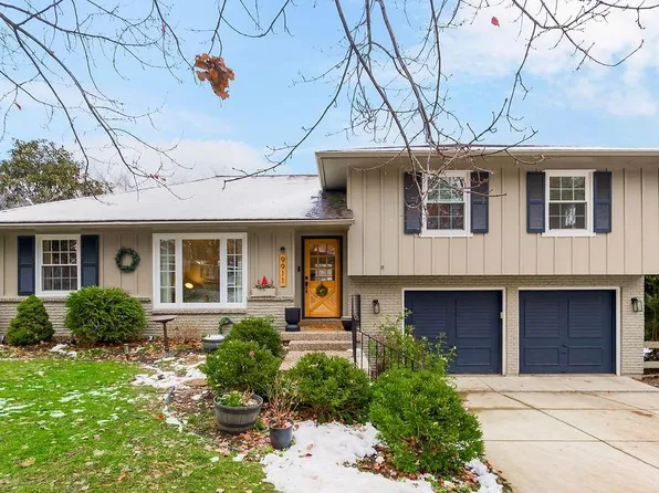 9911 Floyd St, Overland Park, KS 66212