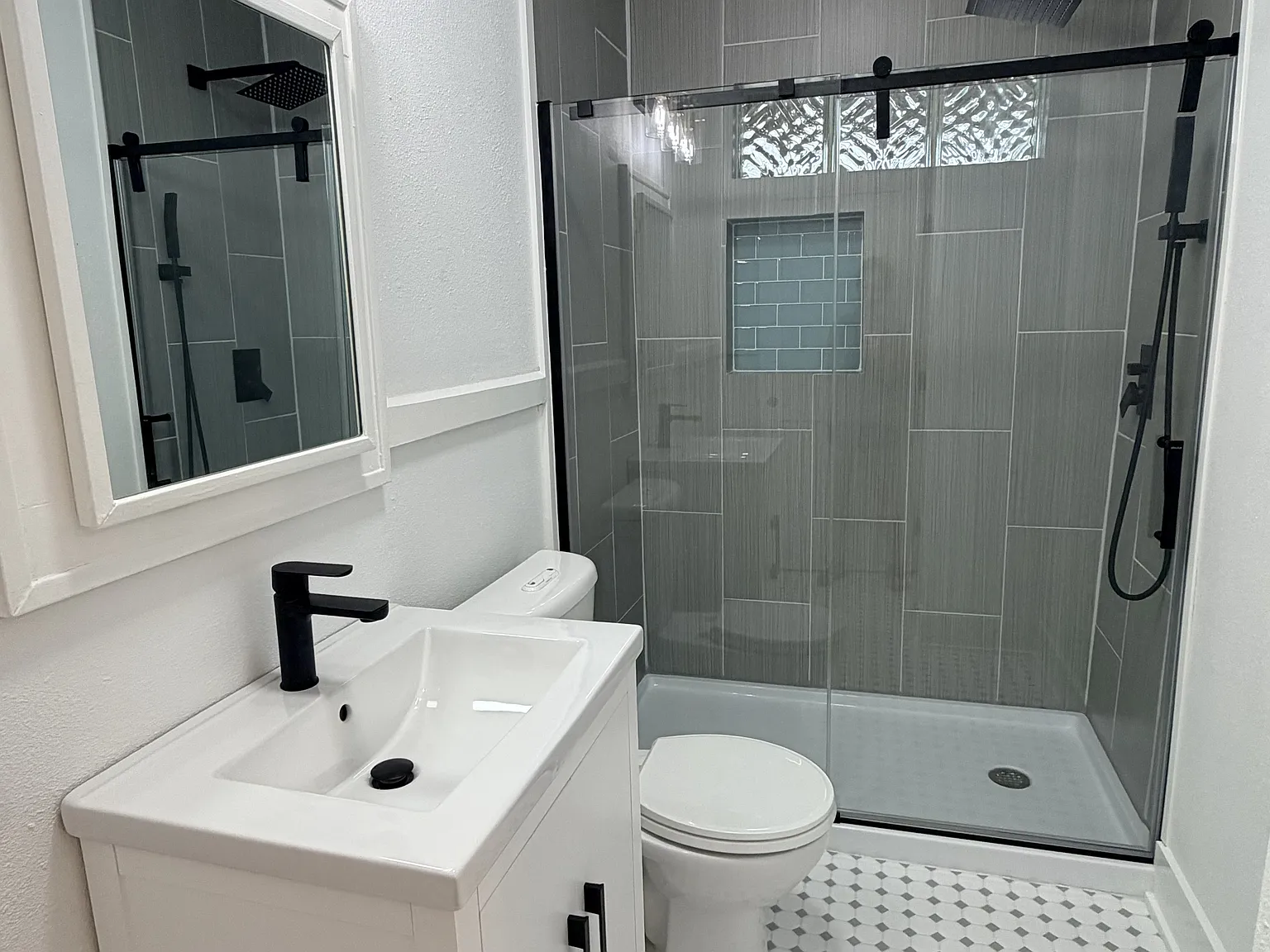 Just Remodeled! 2 Bedroom/1 Bath Apartment — Photo 4