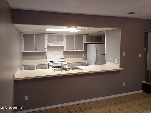 4th image of 15251 Parkwood Dr N