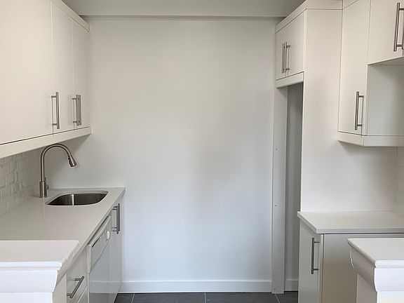 3rd image of 201 E 36th St APT 18A