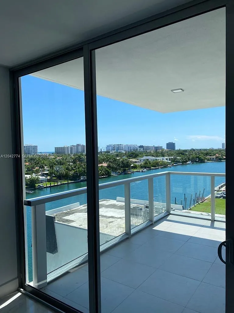 9521 E Bay Harbor Dr — Photo 2
