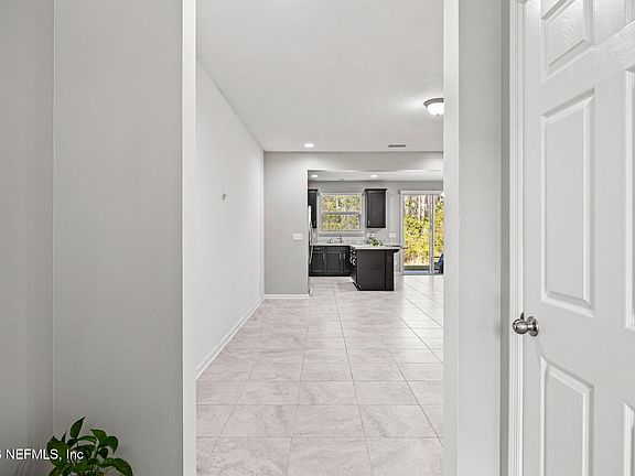 5th image of 409 RICHMOND Drive