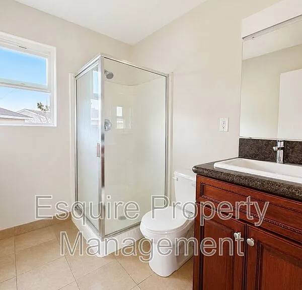 1263 S Oxnard Blvd #7 — Photo 4