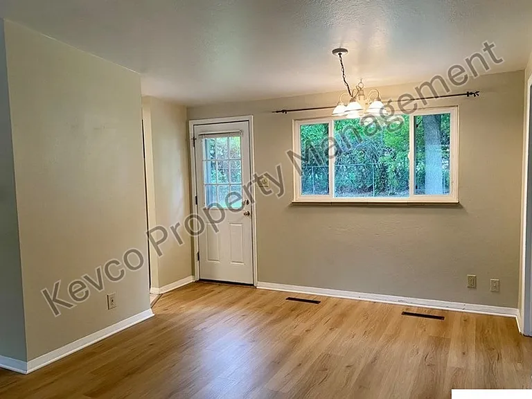 711 W Prospect Rd — Photo 7