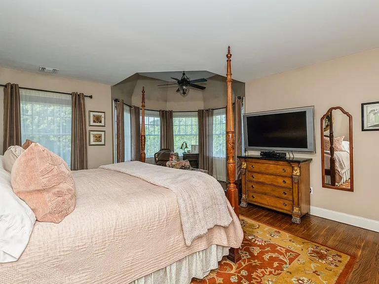 31 Fairbanks Ct — Photo 12
