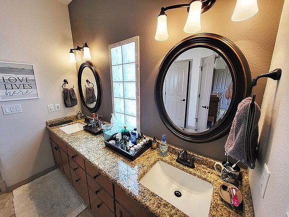 4th image of 2155 Village View Ct