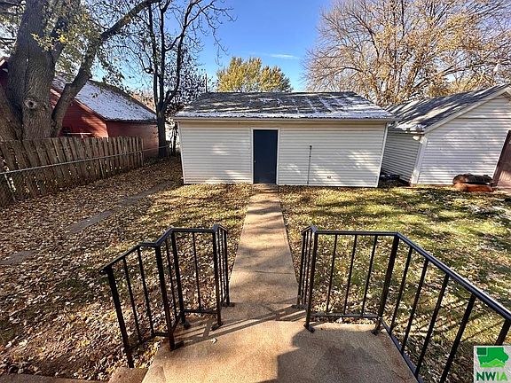 5th image of 2119 S Helen St