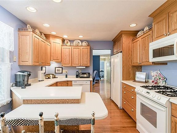 4th image of 41 Stony Brook Ln