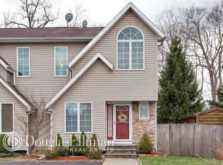 68 Roundtree Ct, Beacon, NY 12508