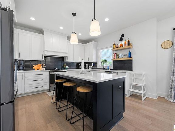 5th image of 204 Brookside St