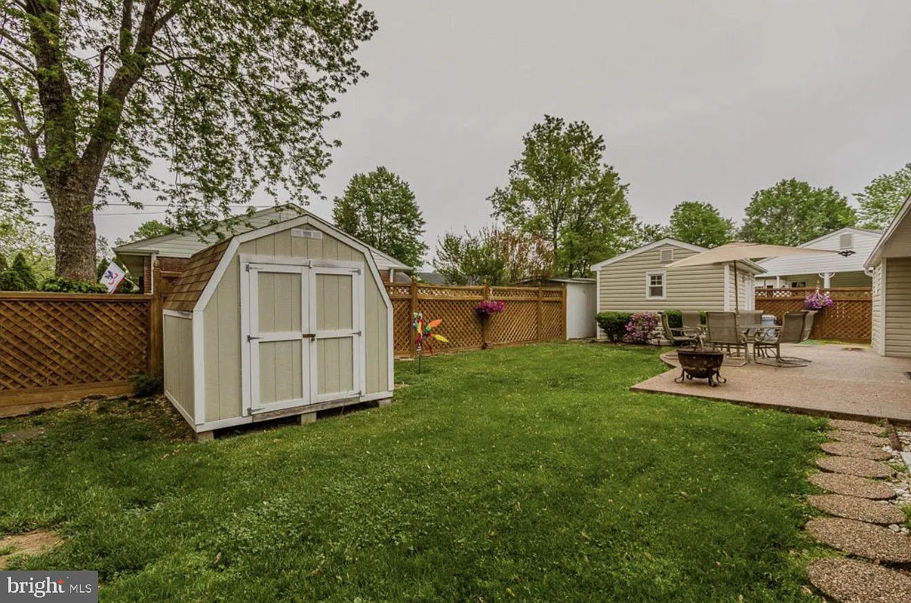 4 bed, 2.0 bath, 1352 sqft, $4,000 — Photo 3