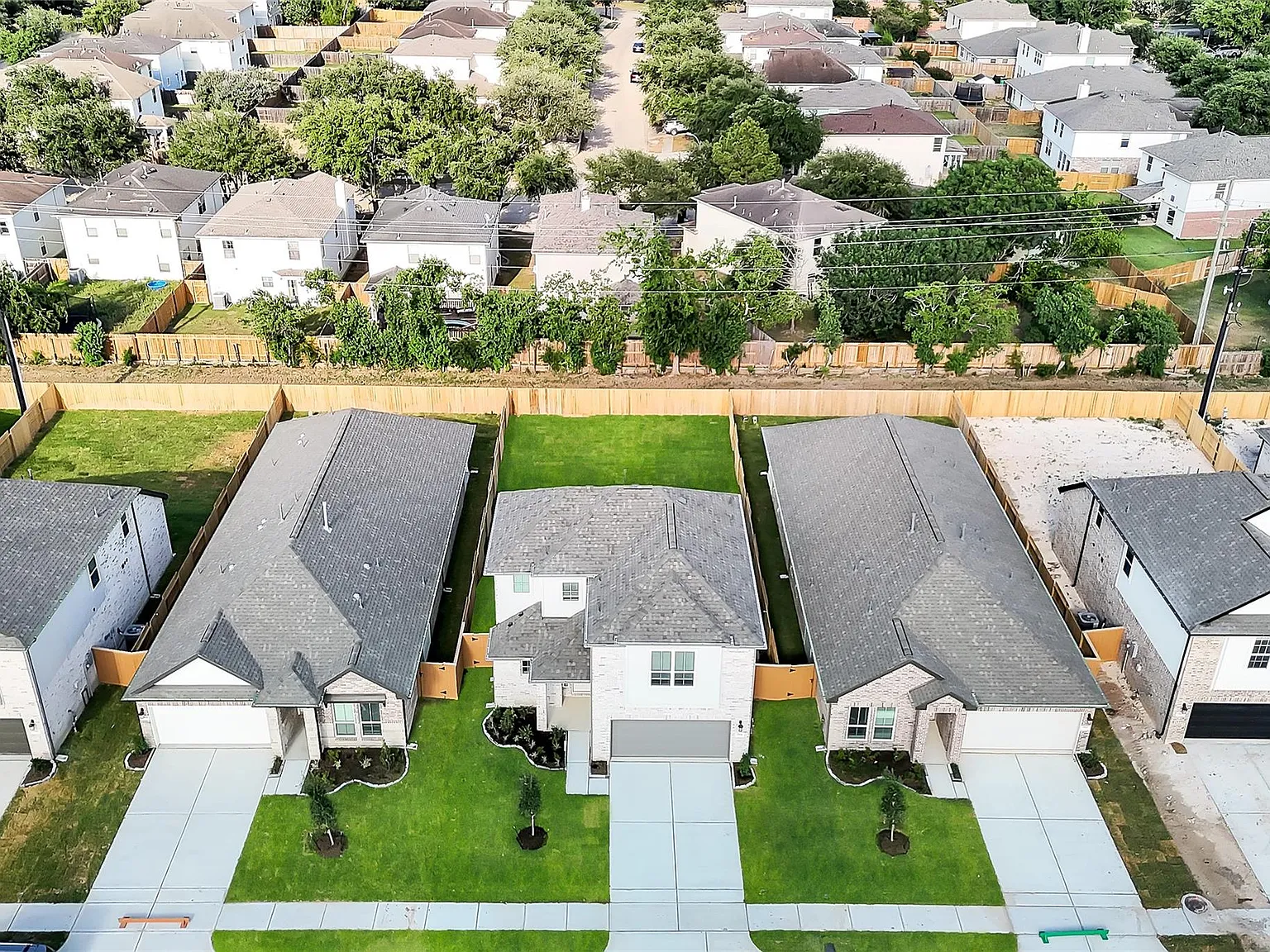 5 bed, 3.5 bath, 2099 sqft, $3,300 — Photo 2