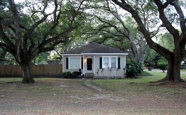 1st image of 202 W Oak Ln