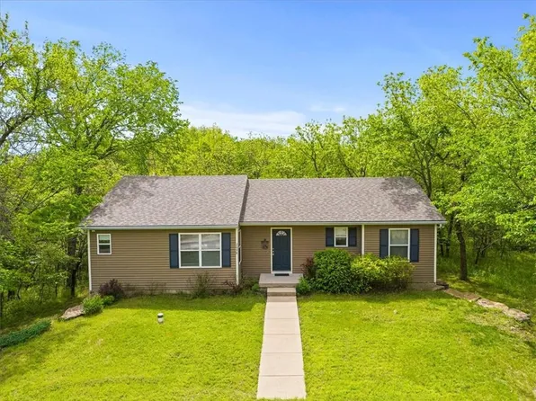 54 Locust Ln, Linn Valley, KS 66040