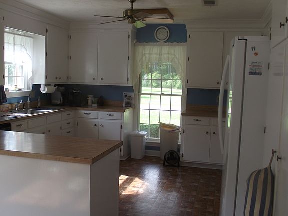 Bright, roomy kitchen