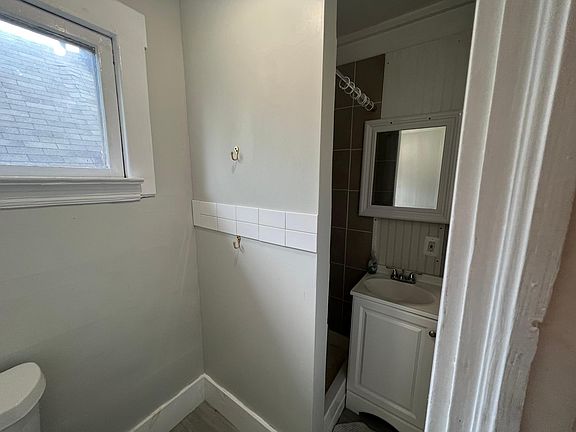 4th image of 2483 Thurman Ave #3