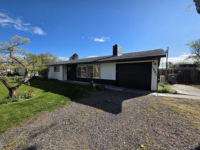 1601 S Yelm St — Photo 2