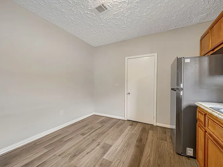 5204 Nichols St — Photo 4