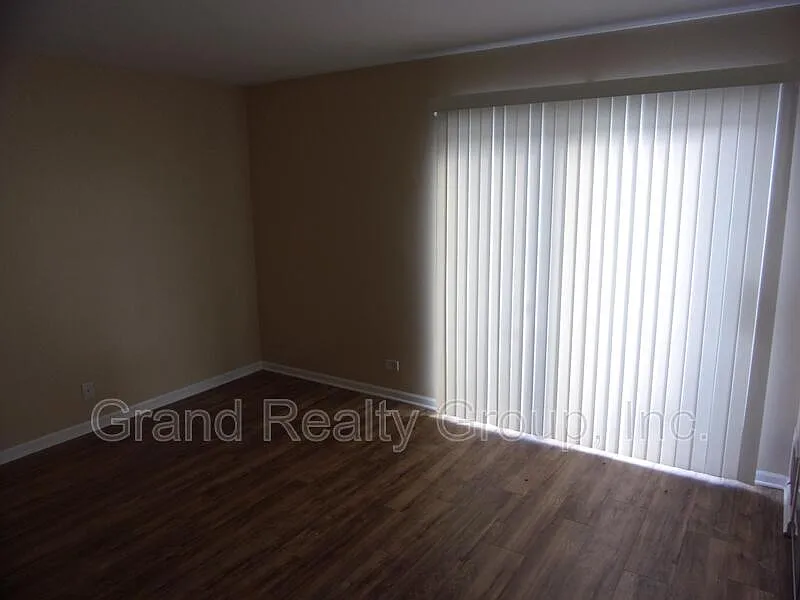 2 bed, 1.5 bath, 960 sqft, $1,800 — Photo 2