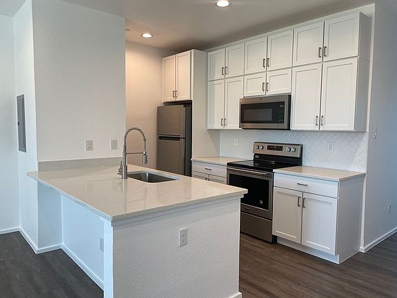 4th image of 3275 Dallas St #209