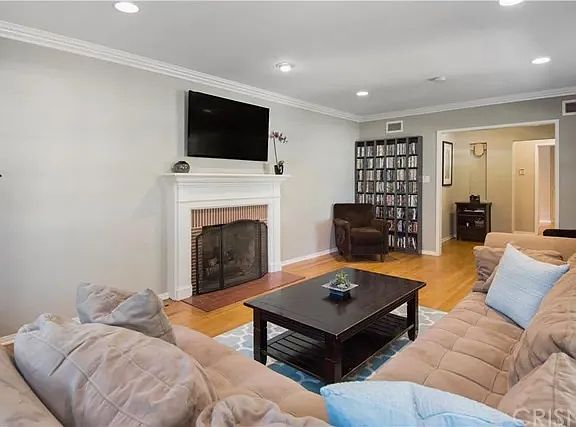 5th image of 4860 Hayvenhurst Ave
