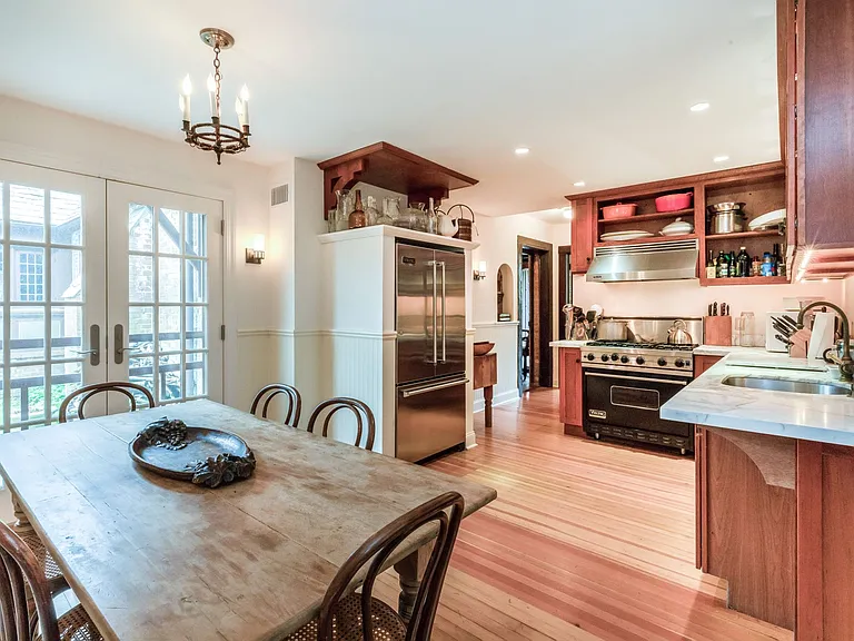 64 Huntting Ln — Photo 4