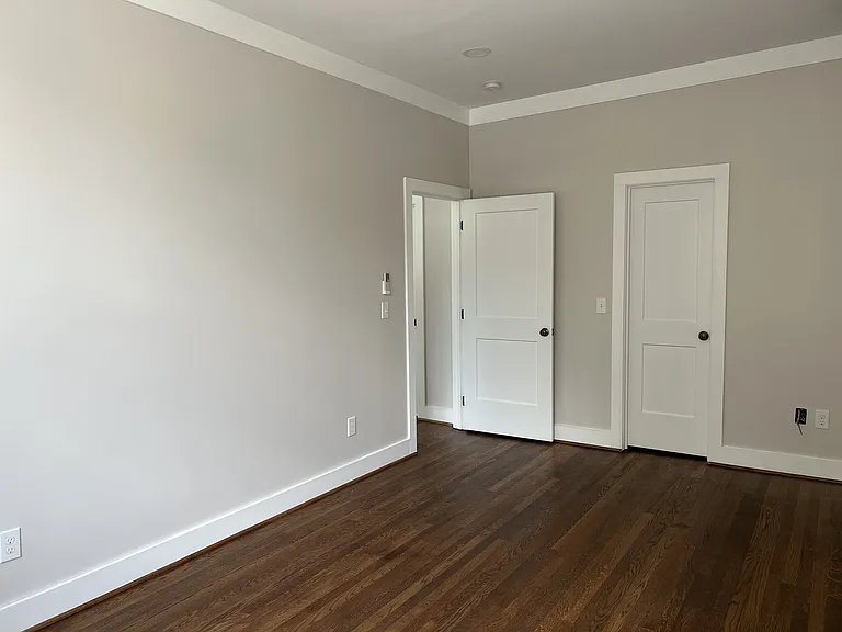 599 W King St — Photo 21