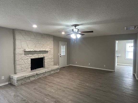 2nd image of 3201 E Oakridge St