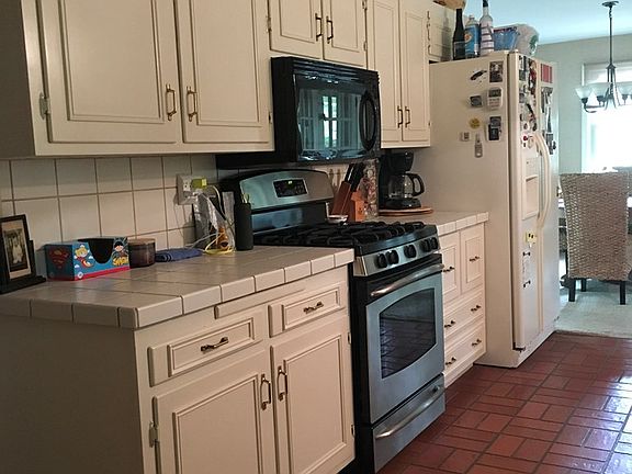 5th image of 734 Country Club Ln