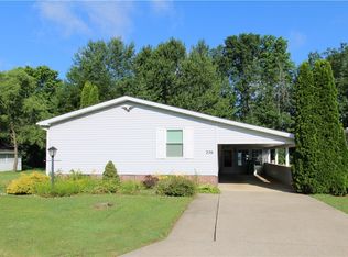 226 Troy Oaks Dr, Hiram, OH 44234