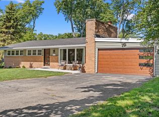 560 Woodland Dr, Crystal Lake, IL 60014