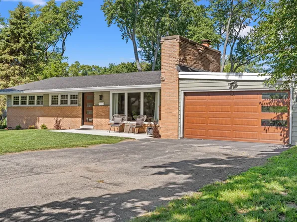 560 Woodland Dr, Crystal Lake, IL 60014