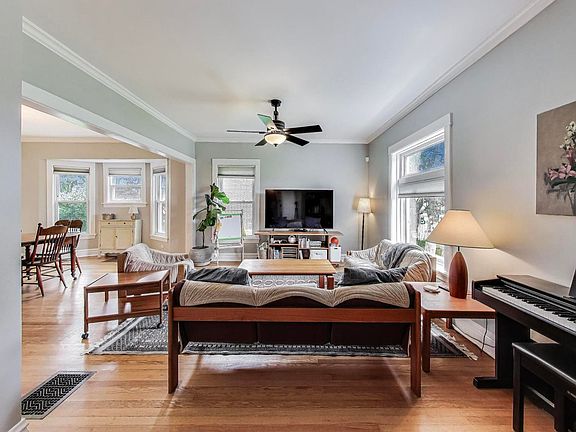 3rd image of 36 E Touhy Ave