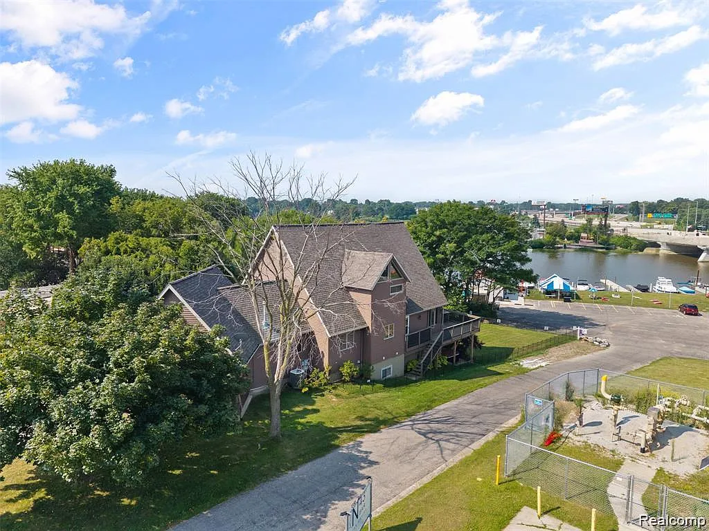 1907 Riverside Dr photo 1