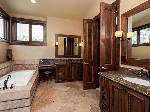 5th image of 4852 Meadow Ln Unit A