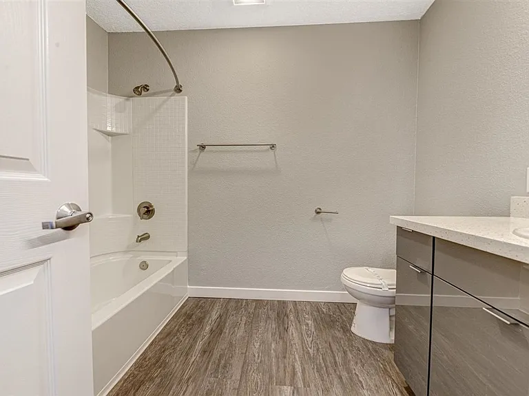 River House Apartments — Photo 21