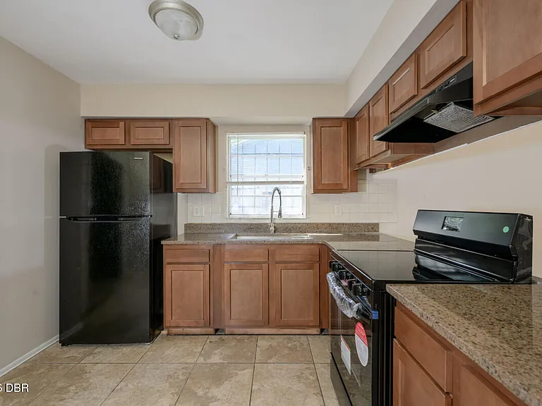 927 E Millard Ct — Photo 4