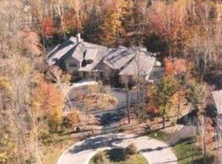 131 E Barkwood Ct, Mequon, WI 53092