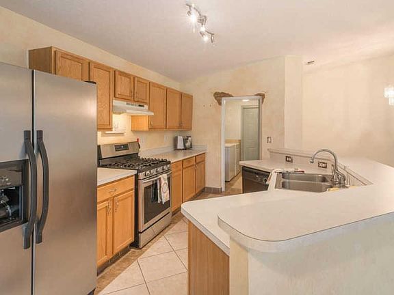 4th image of 981 Villa Dr