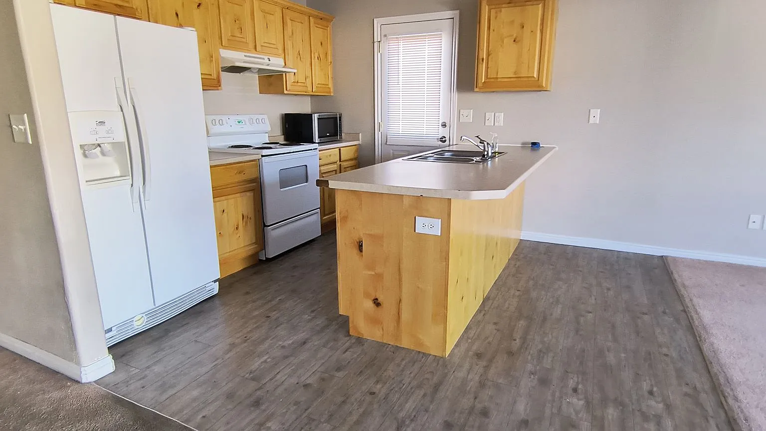 3 Bedroom 2 Bath House with garage and good size backyard — Photo 3