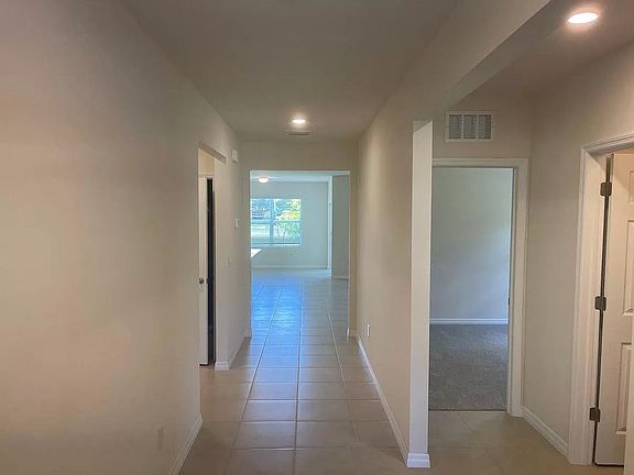 3rd image of 114 SE 10th Terrace Cpe