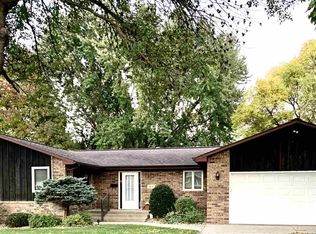 912 1st St SW, Dyersville, IA 52040