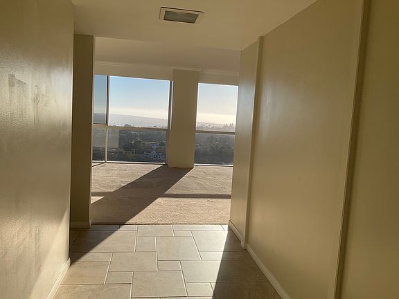 Wide entry / foyer.